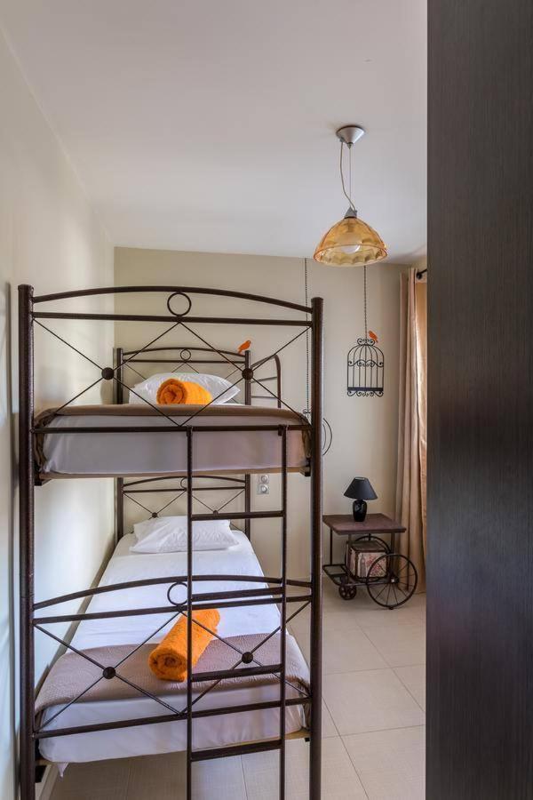 Ionias In Appartement